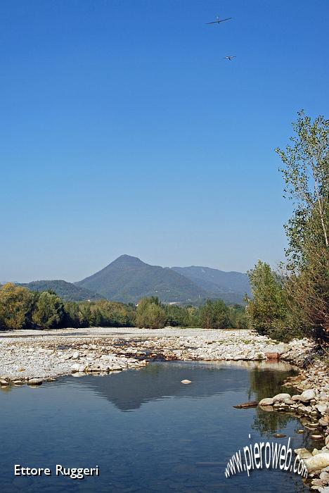 28 - l'aliante in località Ghiaie di Paladina.JPG